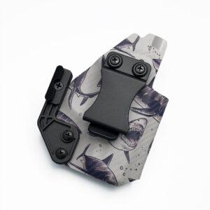 ซองพกใน KYDEX ถนัดขวา สำหรับปืน M&P 9 Shield Plus ลาย Great White Shark ผิว Carbon Fiber พร้อม Quick Clip