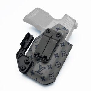 มุมเฉียง ซองพกใน KYDEX P365 ลาย LV ติดตั้ง Modwing เพื่อดันเข็มขัด