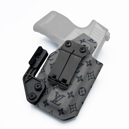 มุมเฉียง ซองพกใน KYDEX P365 ลาย LV ติดตั้ง Modwing เพื่อดันเข็มขัด