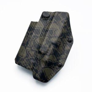 ซองพกนอก KYDEX ถนัดมือซ้าย สำหรับปืน Glock 17 ติดไฟฉาย Olight Baldr Pro R ลาย Skulls Pattern บน Carbon Fiber สี Ranger Green
